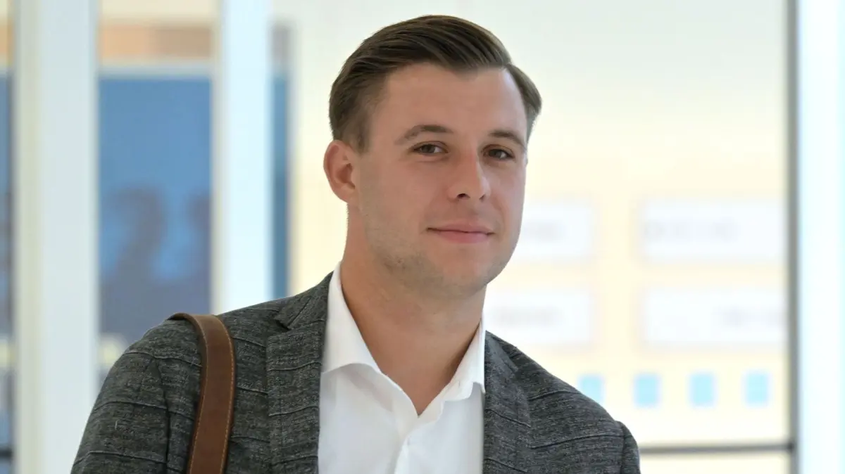 Konstituierende Sitzung AfD-Fraktion in Brandenburg: 26.09.2024, Brandenburg, Potsdam: AfD-Fraktionsmitglied Jean-Pascal Hohm geht im Brandenburger Landtag zur Konstituierende Sitzung der AfD-Fraktion. Foto: Michael Bahlo/dpa +++ dpa-Bildfunk +++