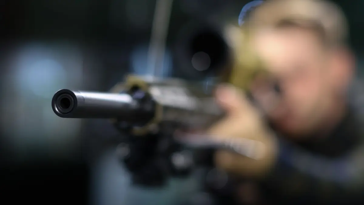 Messe „Jagd & Angeln“: 27.09.2024, Sachsen, Leipzig: Ein Mann blickt durch die Zieloptik des Präzisionsgewehrs Haenel LR/ONE Blick am Stand des Thüringer Waffenherstellers auf der Messe "Jagd & Angeln 2024" auf der Agra. Vom 27. bis 29. September 2024 zeigen hier rund 250 Aussteller alles für Jäger und Angler. Dabei gibt es neben einer Vielzahl an Waffen, Optiken und Ausstattung auch zahlreiche Vorführungen wie Flugschauen, Schießübungen oder Rückepferde zu sehen. Foto: Jan Woitas/dpa - Honorarfrei nur für Bezieher des Dienstes ZB-Funkregio Ost +++ ZB-FUNKREGIO OST +++