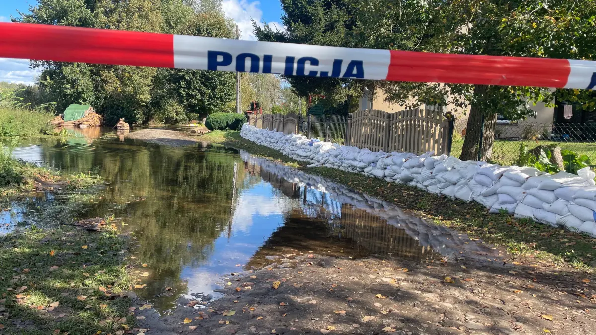 Auch auf polnischer Seite, wie hier bei Urad, ist die oder über die Ufer getreten.