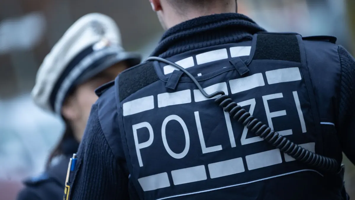 Illustration - Polizei: ILLUSTRATION - 30.11.2023, Baden-Württemberg, Stuttgart: Eine Polizistin (l) und ein Polizist gehen im Rahmen eines Fototermins eine Straße entlang (gestellte Szene). (zu dpa: «Ausparkendes Auto erfasst Seniorin – tödlich verletzt») Foto: Marijan Murat/dpa +++ dpa-Bildfunk +++