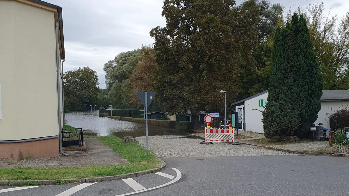 Die Lage an der Seestraße in Brieskow-Finkenheerd bleibt stabil. Das Wasser zieht sich ganz langsam wieder zurück.