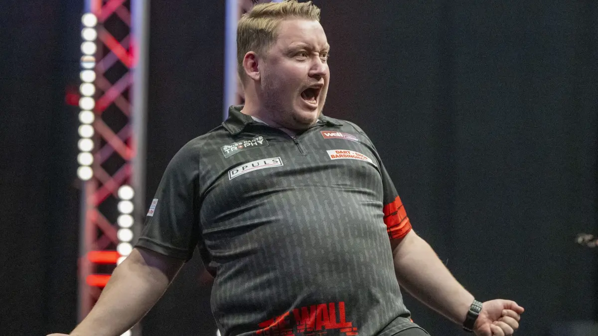 PDC European Tour Swiss Darts Trophy: 29.09.2024, Schweiz, Basel: Darts: PDC European Tour Swiss Darts Trophy, Viertelfinale, Schindler (Deutschland) - van Barneveld (Niederlande), St. Jakob Halle: Martin Schindler aus Deutschland reagiert nach seinem Sieg. Foto: Urs Flueeler/KEYSTONE/dpa +++ dpa-Bildfunk +++