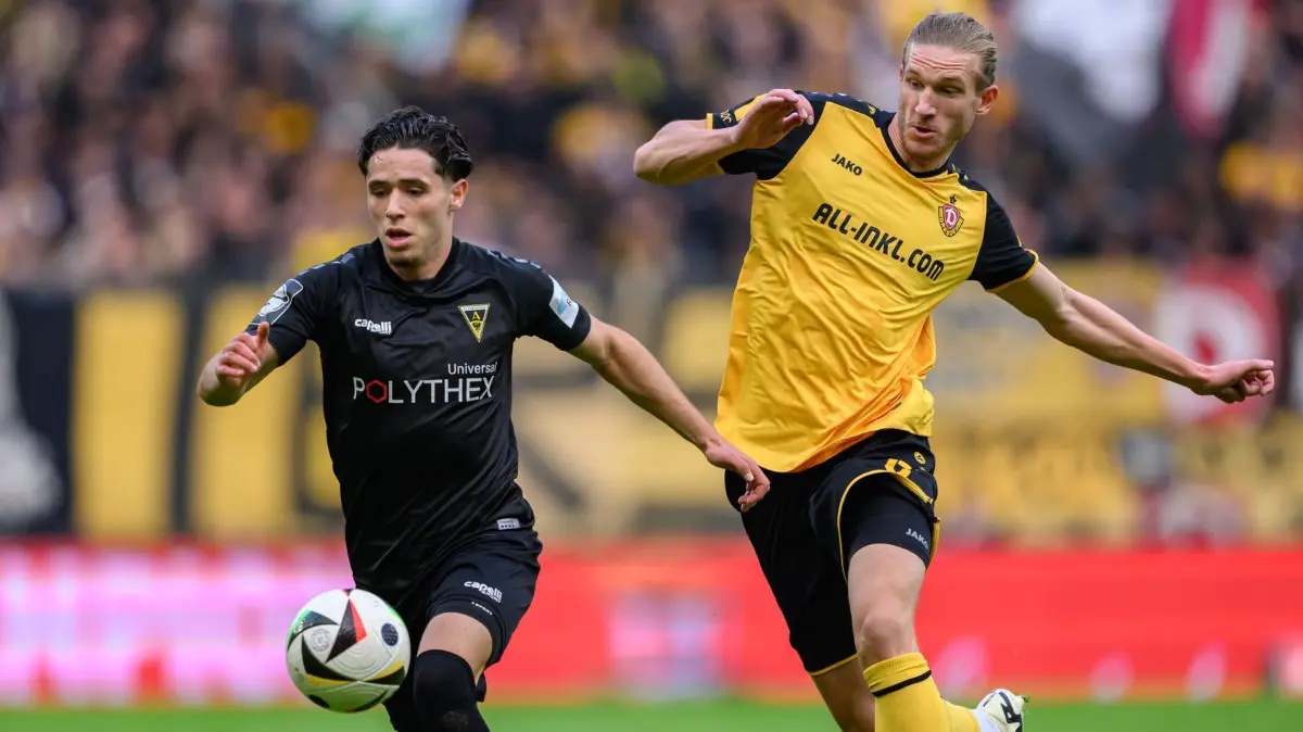 SG Dynamo Dresden - Alemannia Aachen: 29.09.2024, Sachsen, Dresden: Fußball: 3. Liga, SG Dynamo Dresden - Alemannia Aachen, 8. Spieltag, Rudolf-Harbig-Stadion. Dynamos Vinko Sapina (r) gegen Aachens Soufiane El-Faouzi. Foto: Robert Michael/dpa/ZB - Honorarfrei nur für Bezieher des Dienstes ZB-Funkregio Ost +++ ZB-FUNKREGIO OST +++