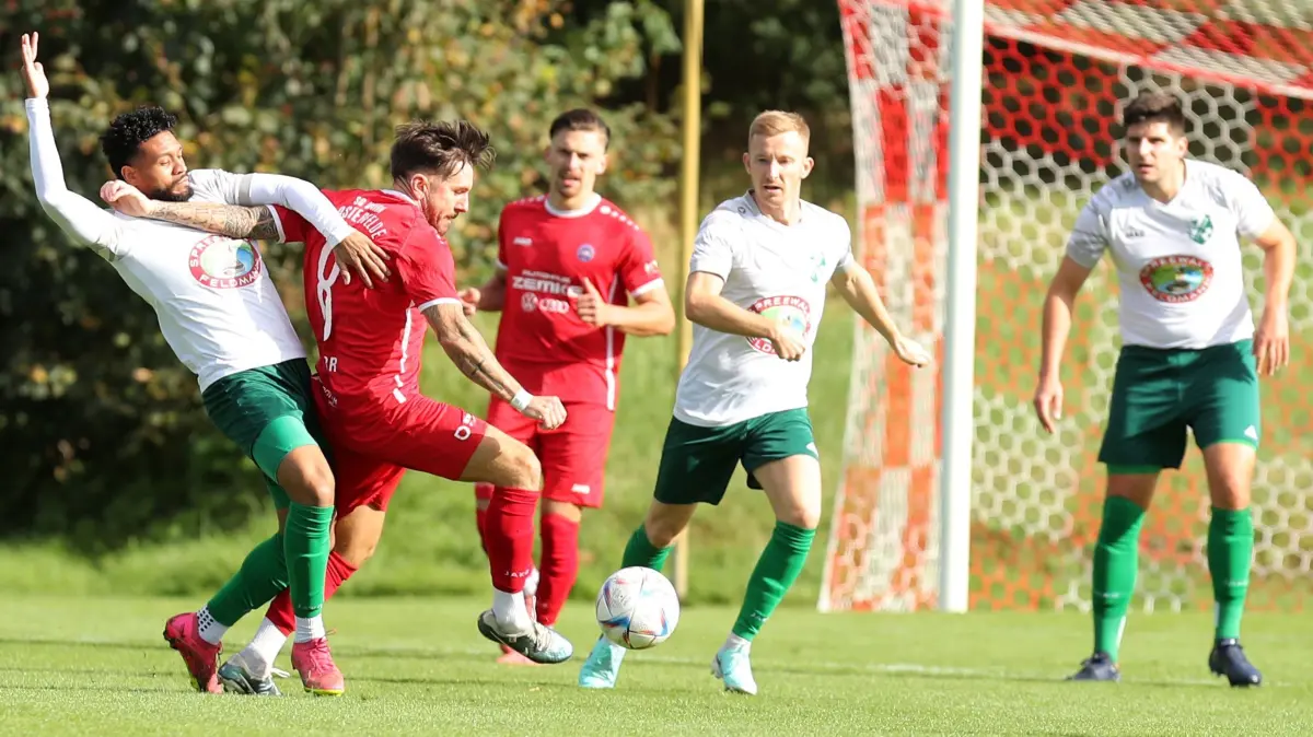 FB BBL 5. ST Union KLosterfelde - Gr?n-Wei? L?bben : Klosterfelde, 28.09.24, FB BBL 5. ST Union KLosterfelde - Gr?n-Wei? L?bben, Maximilian Knorr (in Rot) gegen L?bbens Matheus Saturnino Matos (links)