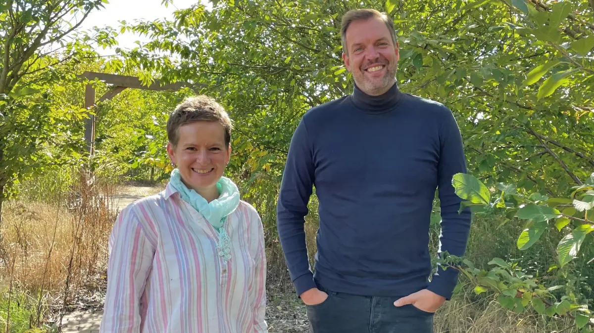 Caravanserei in Schmachtenhagen (Oranienburg), ehemals Oberhavel Bauernmarkt, Pläne für Wohnmobil-Stellplätze, Restaurant, Tiny Häuser als Hotel-Betrieb, derzeit noch Brachfläche (30. September 2024), soll Frühsommer 2025 eröffnen, auf dem Foto die Geschäftsführer Ilona Plass und Oliver Wandel