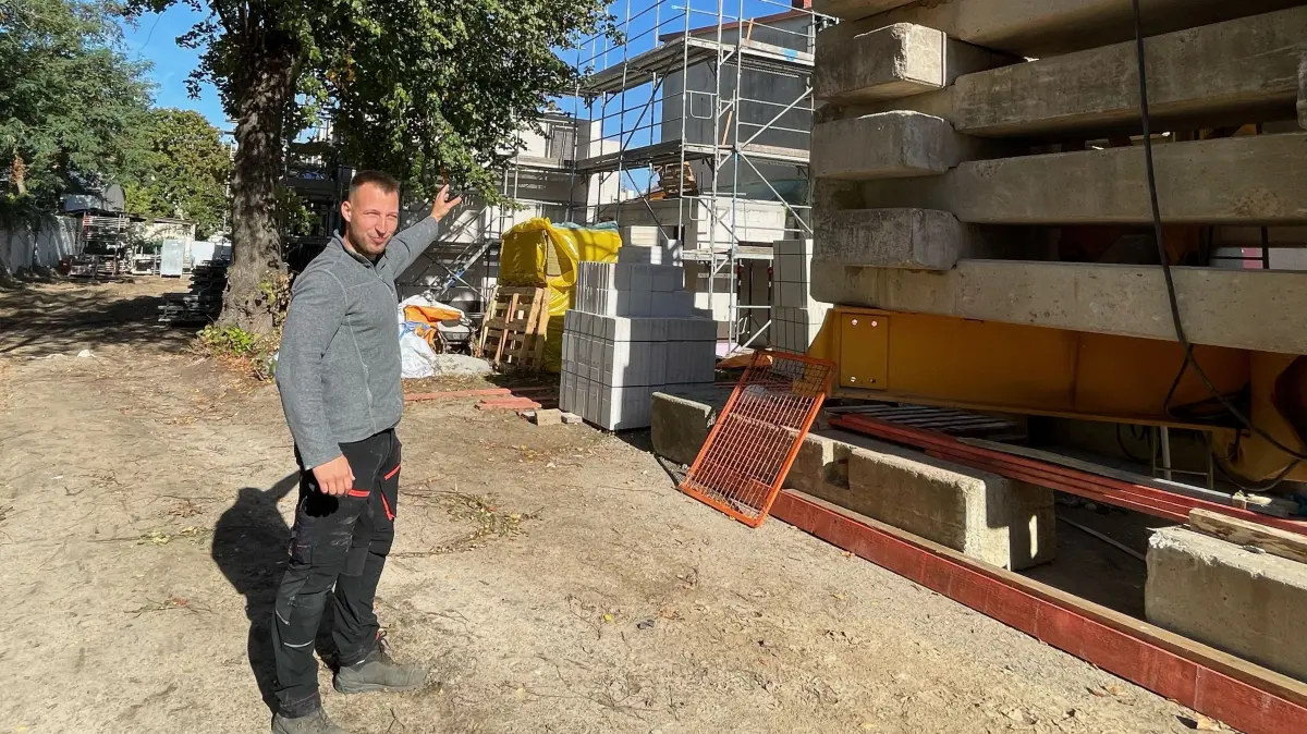 Hier entstehen 33 neue Wohnungen, Bauleiter Matteo Krause erklärt das Projekt und sagt, warum es zu langen Verzögerungen auf der Baustelle in Oranienburg gekommen ist.
