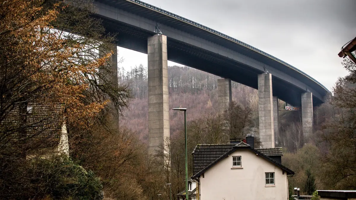 ARCHIV - 19.01.2022, Nordrhein-Westfalen, Lüdenscheid: Die inzwischen gesprengte Talbrücke Rahmede der Autobahn 45 bei Lüdenscheid. (zu dpa: «Analyse: NRW hat die meisten maroden Autobahnbrücken») Foto: Dieter Menne/dpa +++ dpa-Bildfunk +++