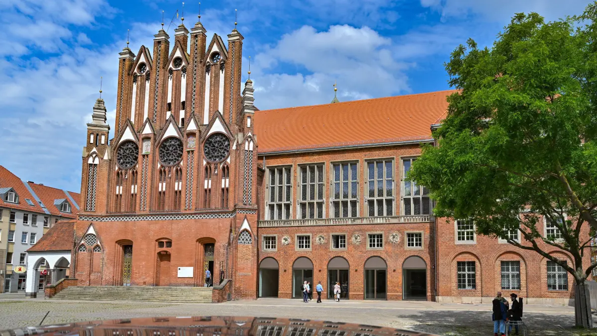 Das Rathaus der Stadt Frankfurt (Oder). Das Gebäude wird am selben Tag nach einer kompletten Sanierung feierlich wiedereröffnet. Das mittelalterliche Rathaus in Frankfurt (Oder) war seit viereinhalb Jahren eine riesige Baustelle. Nun herrscht wieder Betrieb - und die Stadt hat ein neues Zentrum. Der in seinen ältesten Teilen aus der Zeit der Stadtgründung 1253 stammende gotische Backsteinbau war sicht- und spürbar in die Jahre gekommen, zuletzt saniert in den 70er Jahren. Im Juni soll die Rückkehr der kommunalen Verwaltung abgeschlossen sein. Insgesamt seien 130 Arbeitsplätze in dem vierstöckigen Komplex entstanden. Die Sanierung kostete insgesamt knapp 36 Millionen Euro. (zu dpa: «Nach langjährigen Bauarbeiten - Rathaus in Frankfurt (Oder) eröffnet») +++ dpa-Bildfunk +++