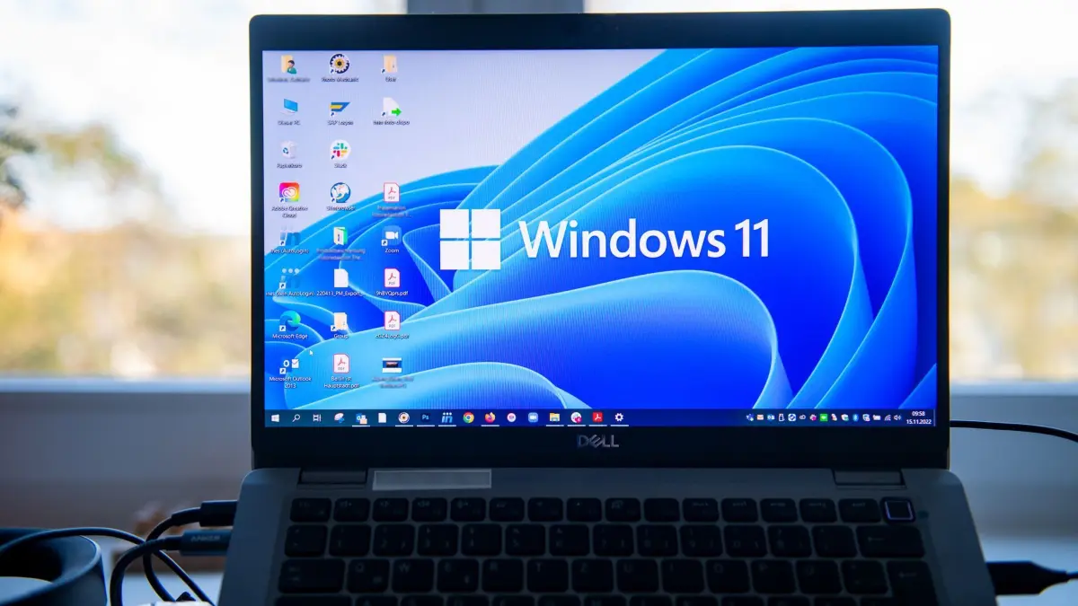 Der Schriftzug Windows 11 auf einem Laptop-Bildschirm: Windows kommt nicht in die Gänge? Dann hilft es oft, Programmen das automatische Starten beim Hochfahren zu verbieten. (zu dpa: «Lahmes Hochfahren: So macht man Windows Beine») Foto: Zacharie Scheurer/dpa-mag - Honorarfrei nur für Bezieher des Dienstes dpa-Magazin +++ dpa-Magazin +++