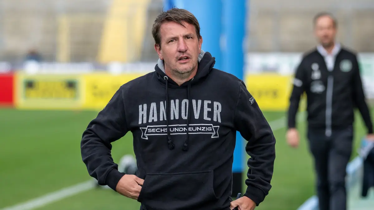 Daniel Stendel (Chef-Trainer, Hannover 96 II).
GER, TSV 1860 Muenchen gegen Hannover 96 II U23, Fussball, 3. Bundesliga, 7. Spieltag, Saison 2024/2025, 25.09.2024.
(DFL DFB REGULATIONS PROHIBIT ANY USE OF PHOTOGRAPHS as IMAGE SEQUENCES and or QUASI-VIDEO).
Foto: Eibner-Pressefoto/Heike Feiner