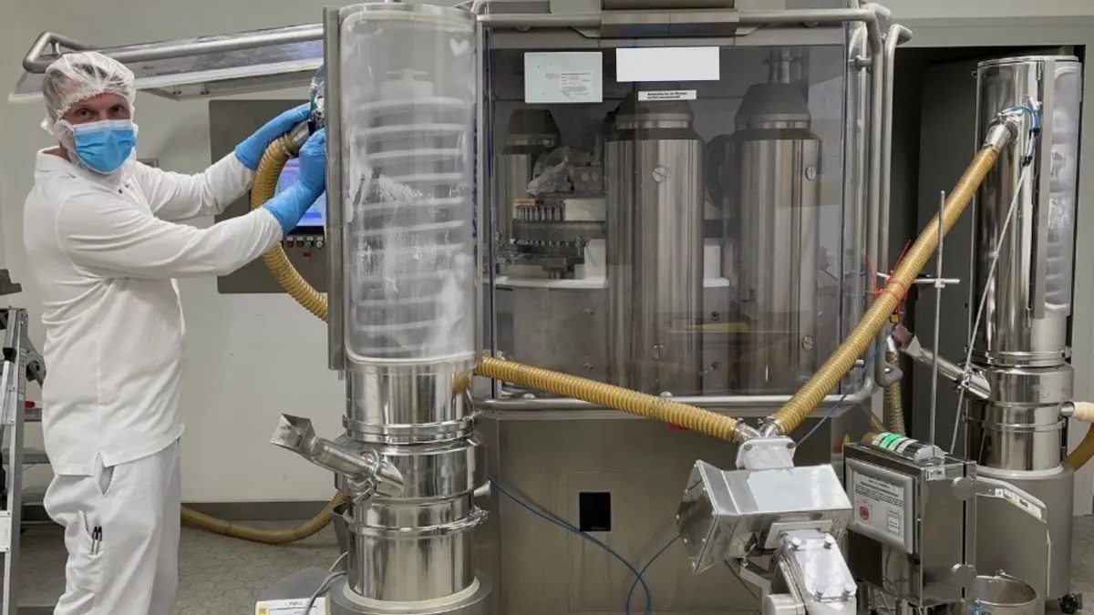 Robert Schlenstedt beim Rüstvorgang für einen Herstellprozess an einer Maschine zur Tabletten-Produktion. Der Technologieleiter bei Takeda in Oranienburg ist für das Lernen der Maschinen zuständig.