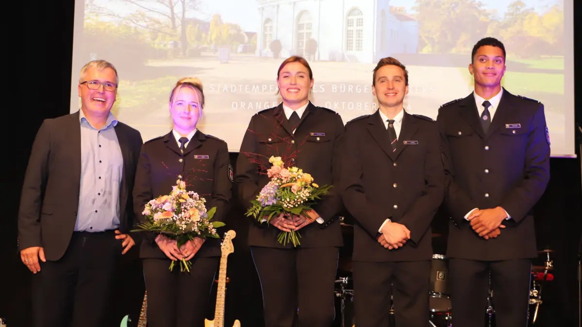 Stadtempfang Oranienburg 2. Oktober 2024, Preise für Sport Vereine Ehrenamt, Motto: Es lebe der Sport, Eintrag ins Goldene Buch für Schützin Josefin Eder, Diskuswerferin Kristin Pudenz, Fabian Liebig ist im Modernen Fünfkampf angetreten und Melvin Imoudu hat im Schwimmen um Medaillen gekämpft. haben an Olympia in Paris teilgenommen, sind auf der Polizeihochschule Brandenburg in Oranienburg