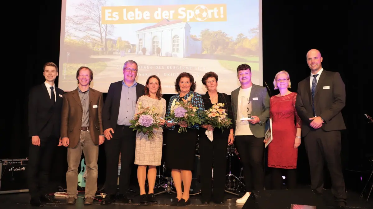 Stadtempfang Oranienburg am 2. Oktober 2024 in Orangerie, alle Gewinner Preisträger "Es lebe der Sport" auf der Bühne
