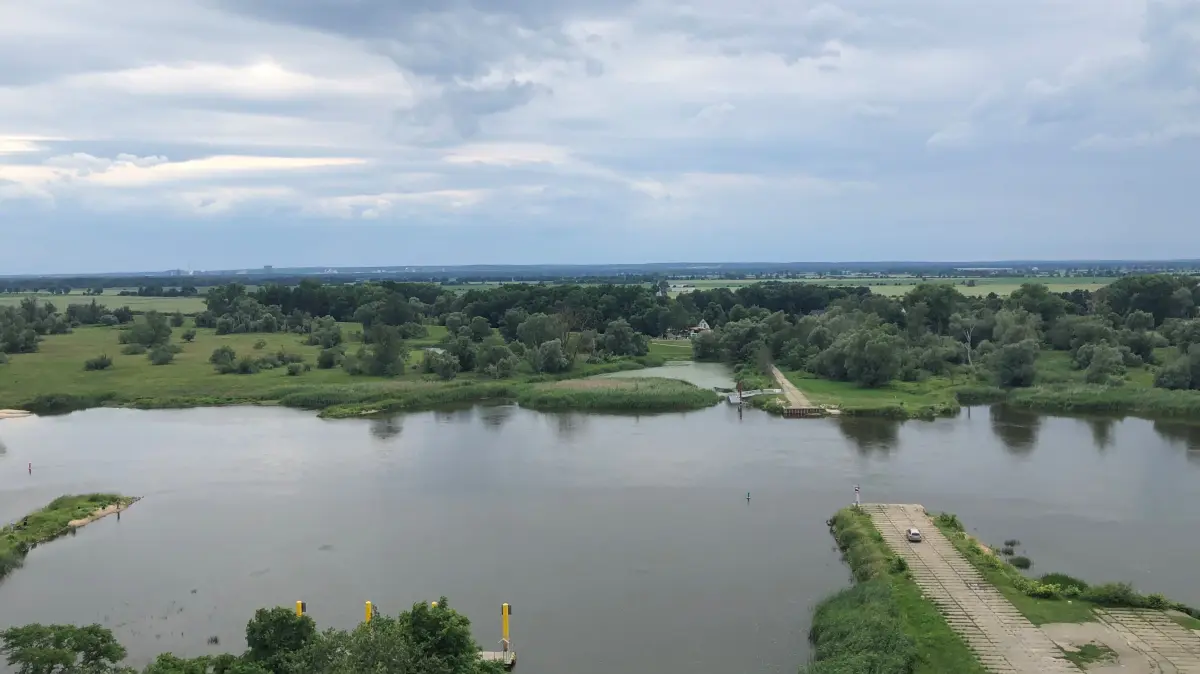 Blick vom polnischen Urad nach Aurith und die Ziltendorfer Niederung. 1997 brachen hier Deiche und die Niederung stand unter Wasser.
