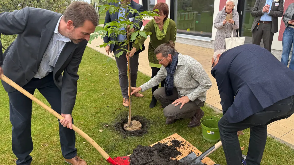 Bei der feierlichen Eröffnung der neuen Kita in Ahrensfelde wurde am Mittwoch ein Baum geplanzt.