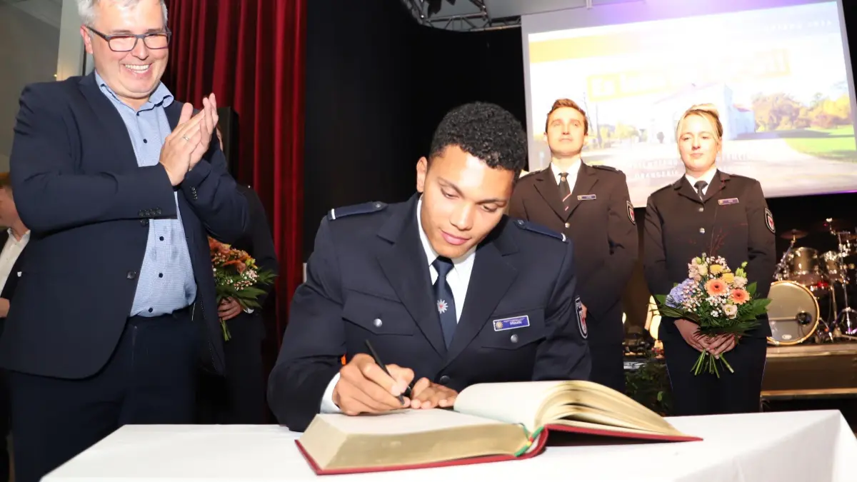 Stadtempfang Oranienburg 2. Oktober 2024, Preise für Sport Vereine Ehrenamt, Motto: Es lebe der Sport, Eintrag ins Goldene Buch Melvin Imoudu hat im Schwimmen um Medaillen gekämpft. an Olympia in Paris teilgenommen, ist auf der Polizeihochschule Brandenburg in Oranienburg