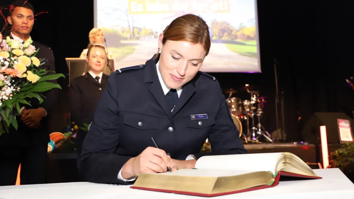 Stadtempfang Oranienburg 2. Oktober 2024, Preise für Sport Vereine Ehrenamt, Motto: Es lebe der Sport, Diskuswerferin Kristin Pudenz bei Olympia Paris 2024, Eintrag ins Goldene Buch, ist auf Hochschule der Polizei Brandenburg in Oranienburg