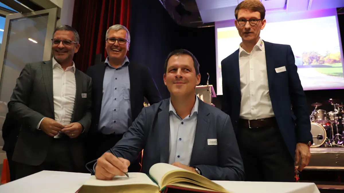 Stadtempfang Oranienburg 2. Oktober 2024, Preise für Sport Vereine Ehrenamt, Motto: Es lebe der Sport, aus unserer Partnerstadt Melnik in Tschechien: Bürgermeister Tomasz Martinec, Eintrag ins Goldene Buch