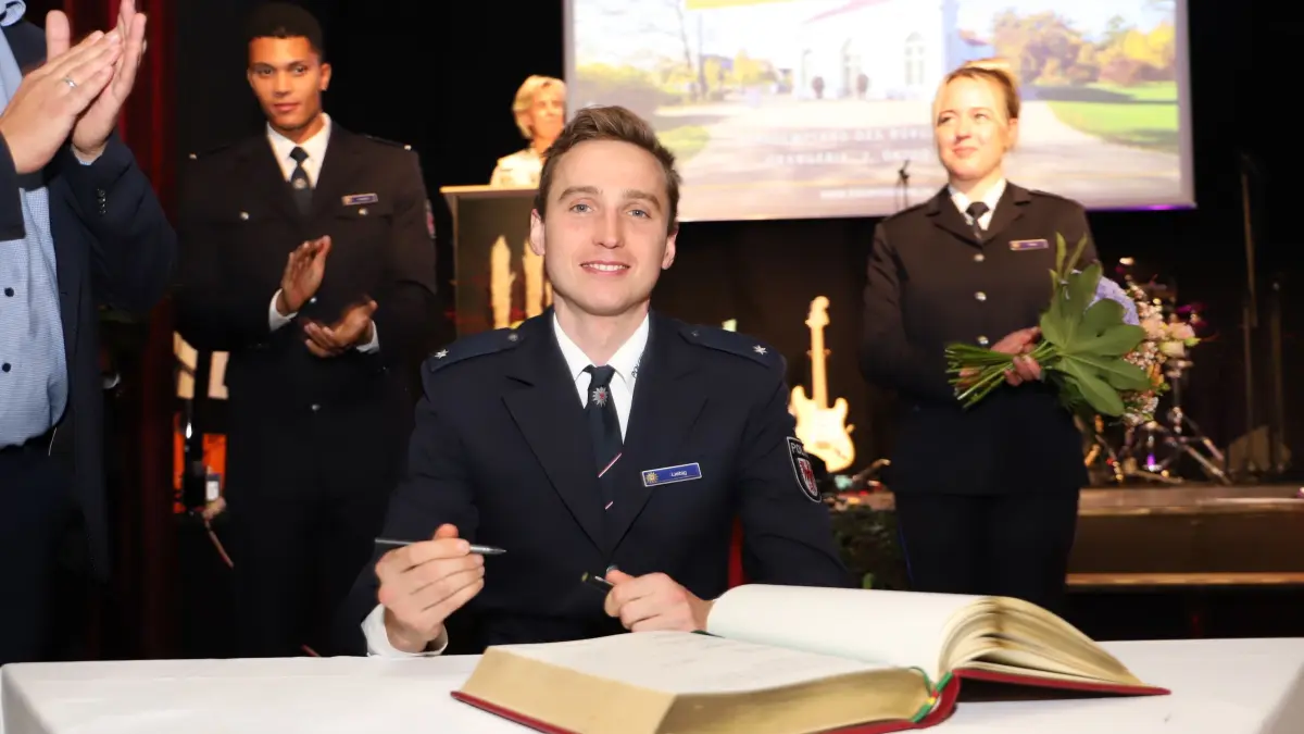 Stadtempfang Oranienburg 2. Oktober 2024, Preise für Sport Vereine Ehrenamt, Motto: Es lebe der Sport, Fabian Liebig ist im Modernen Fünfkampf angetreten bei Olympia Paris 2024, Eintrag ins Goldene Buch, ist auf Hochschule der Polizei Brandenburg in Oranienburg