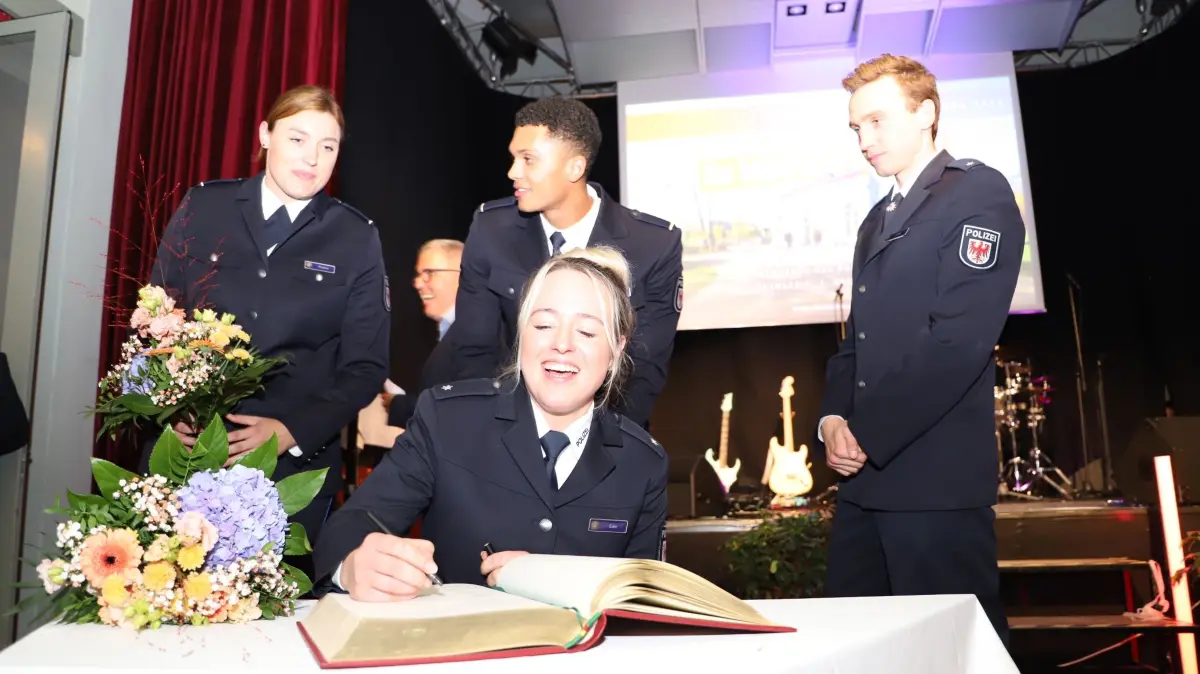 Stadtempfang Oranienburg 2. Oktober 2024, Preise für Sport Vereine Ehrenamt, Motto: Es lebe der Sport, Eintrag ins Goldene Buch für Schützin Josefin Eder, Polizeihochschule Brandenburg in Oranienburg