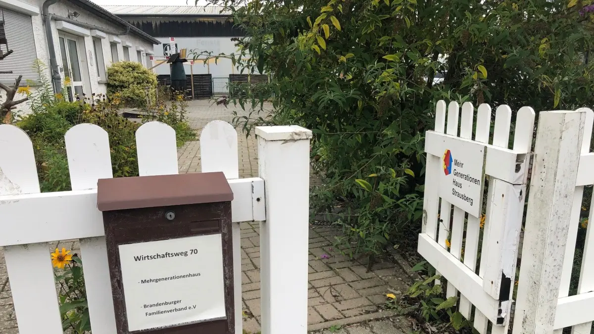 Eingang des Mehrgenerationenhauses im Wirtschaftsweg 70 in Strausberg.