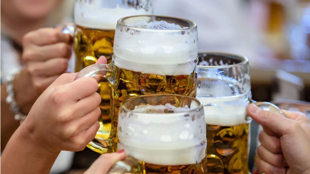 ARCHIV - 21.09.2019, Bayern, München: Besucher stoßen auf dem Münchner Oktoberfest mit Bier an. (zu dpa: «WHO: Europäer müssen deutlich weniger Alkohol trinken») Foto: Matthias Balk/dpa +++ dpa-Bildfunk +++