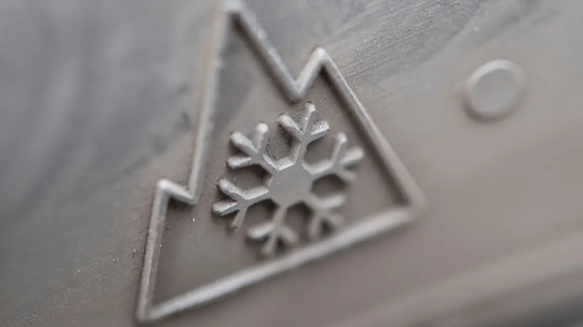 Ein Alpine-Symbol auf Winter- und Ganzjahresreifen: ARCHIV - Nur noch allein Winterreifen mit dem Alpine-Symbol gelten ab Oktober als Winterreifen. (zu dpa: «Diese Reifen sind ab Oktober keine Winterreifen mehr») Foto: Robert Günther/dpa-mag - Honorarfrei nur für Bezieher des Dienstes dpa-Magazin +++ dpa-Magazin +++