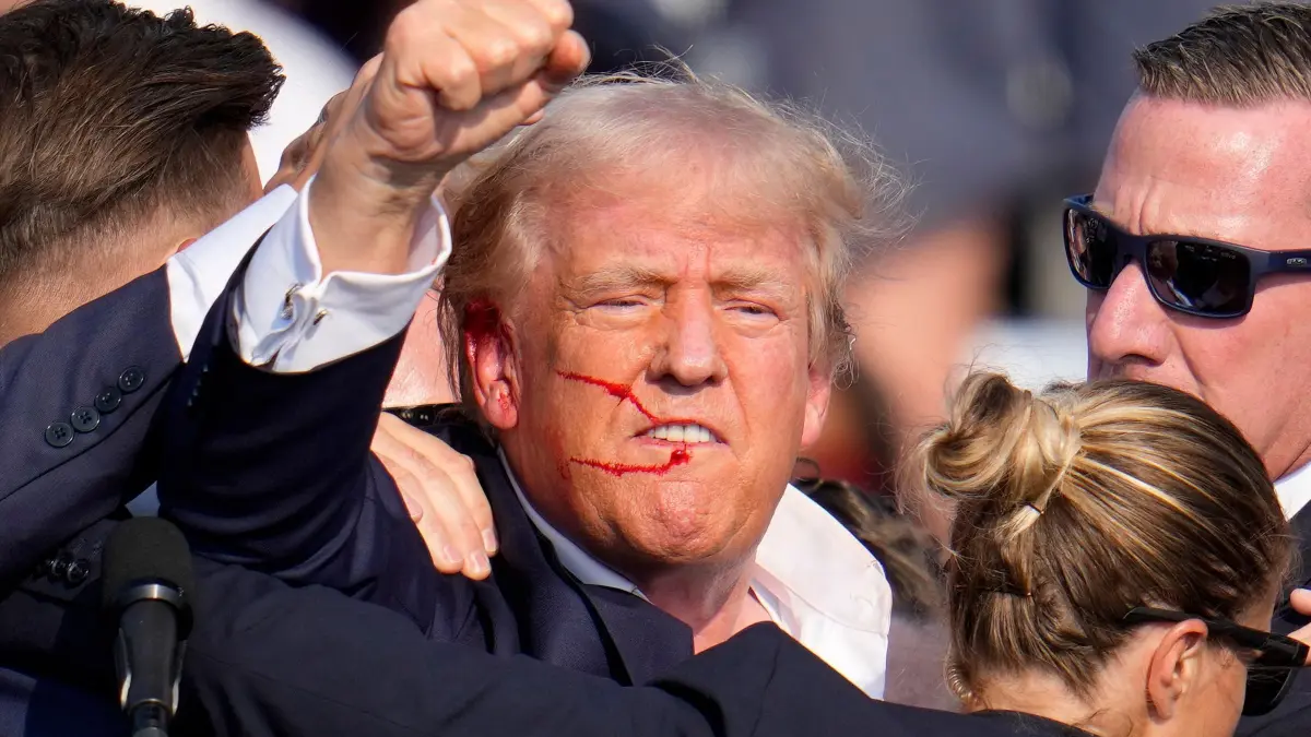 Musk bei Auftritt Trumps am Attentatsort in Butler erwartet: ARCHIV - 13.07.2024, USA, Butler: Der ehemalige US-Präsident Donald Trump reagiert nach einem Attentat auf einer Wahlkampfveranstaltung.Das Wahlkampfteam Donald Trumps hat für den Auftritt des republikanischen Präsidentschaftskandidaten am Attentatsort in Pennsylvania besondere Gäste ankündigt - darunter auch Tech-Milliardär Elon Musk. (zu dpa: «Musk bei Trumps Auftritt am Attentatsort in Butler erwartet») Foto: Gene J. Puskar/AP/dpa +++ dpa-Bildfunk +++