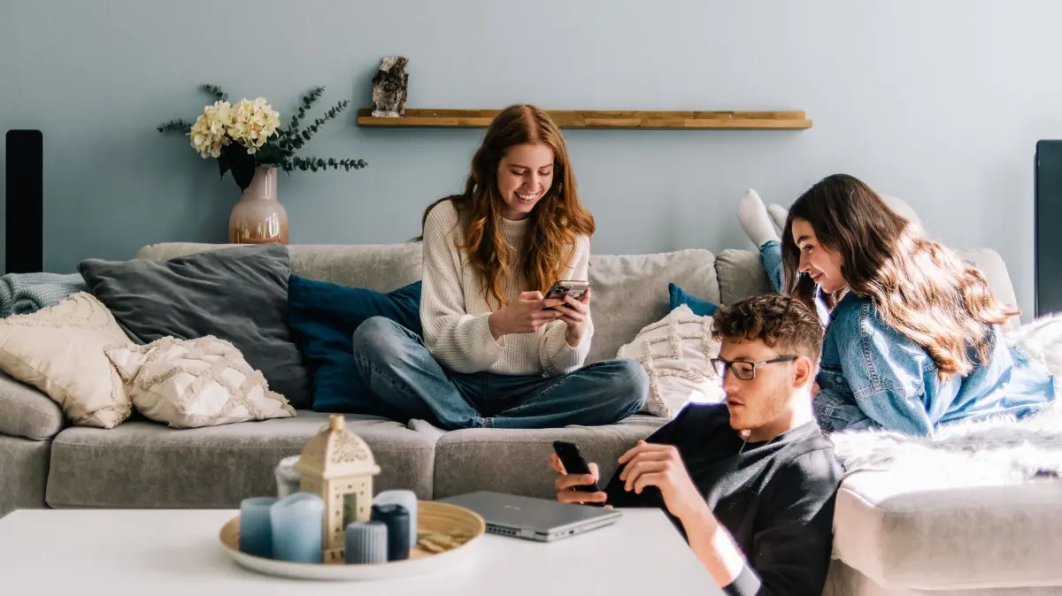 Jugendliche sitzen auf einer Couch: ILLUSTRATION - Studium gestartet? Dann sollten Studierende unbedingt ihren Privathaftpflichtschutz überprüfen. (zu dpa: «Zum Semesterbeginn Versicherungsstatus prüfen») Foto: Zacharie Scheurer/dpa-tmn - Honorarfrei nur für Bezieher des dpa-Themendienstes +++ dpa-Themendienst +++
