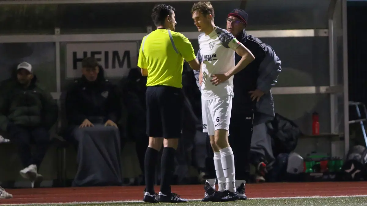 Erklärung zum Handspiel: Schiedsrichter Tim Gerstenberg (in Gelb) im Gespräch mit Bernaus Kapitän Fritz Söllner, im Hintergrund Trainer Nico Thomaschewski. War das Handspiel vor der Erzielung vorm Tor strafbar?