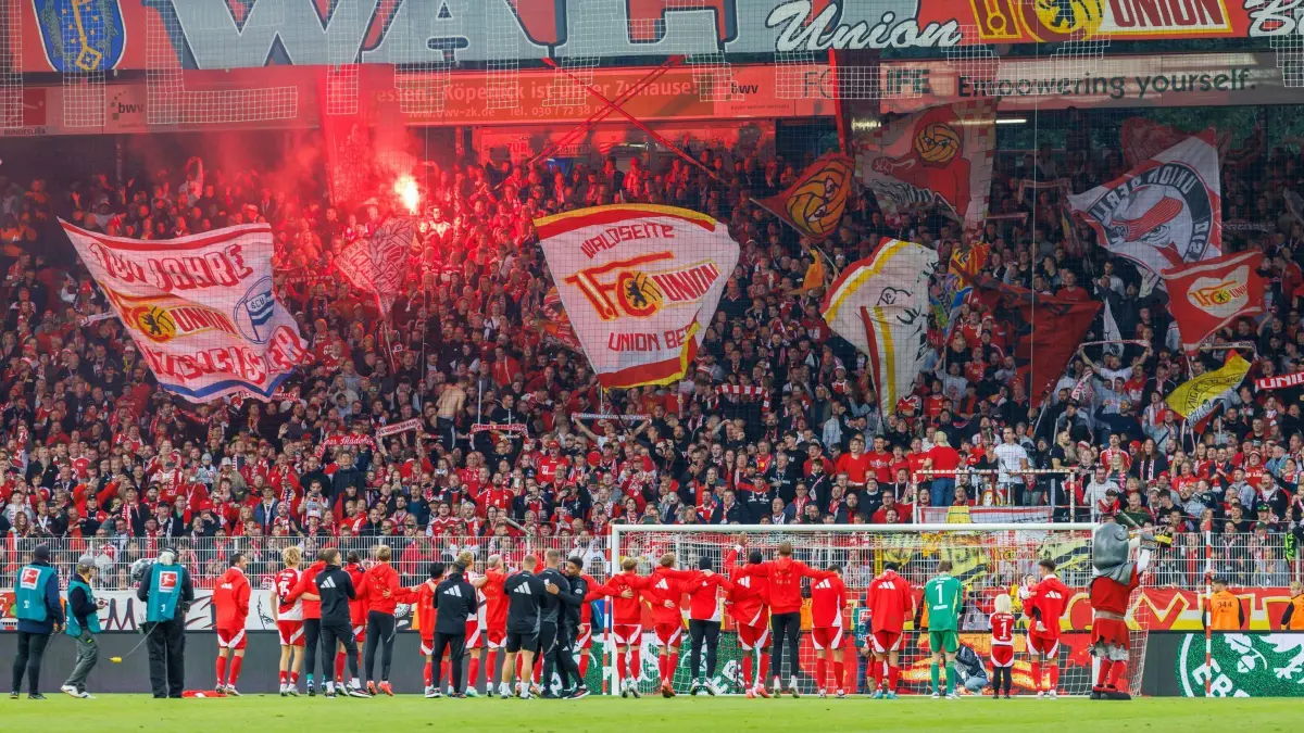 1. FC Union Berlin - Borussia Dortmund: 05.10.2024, Berlin: Fußball: Bundesliga, 1. FC Union Berlin - Borussia Dortmund, 6. Spieltag, An der Alten Försterei. Unions Spieler feiern mit den Fans den Sieg. Foto: Andreas Gora/dpa - WICHTIGER HINWEIS: Gemäß den Vorgaben der DFL Deutsche Fußball Liga bzw. des DFB Deutscher Fußball-Bund ist es untersagt, in dem Stadion und/oder vom Spiel angefertigte Fotoaufnahmen in Form von Sequenzbildern und/oder videoähnlichen Fotostrecken zu verwerten bzw. verwerten zu lassen. +++ dpa-Bildfunk +++