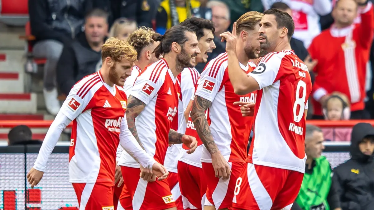 1. FC Union Berlin - Borussia Dortmund: 05.10.2024, Berlin: Fußball: Bundesliga, 1. FC Union Berlin - Borussia Dortmund, 6. Spieltag, An der Alten Försterei. Unions Yorbe Vertessen (l) jubelt mit den Mannschaftskollegen um Rani Khedira (r) über seinen Treffer zum 2:0. Foto: Andreas Gora/dpa - WICHTIGER HINWEIS: Gemäß den Vorgaben der DFL Deutsche Fußball Liga bzw. des DFB Deutscher Fußball-Bund ist es untersagt, in dem Stadion und/oder vom Spiel angefertigte Fotoaufnahmen in Form von Sequenzbildern und/oder videoähnlichen Fotostrecken zu verwerten bzw. verwerten zu lassen. +++ dpa-Bildfunk +++