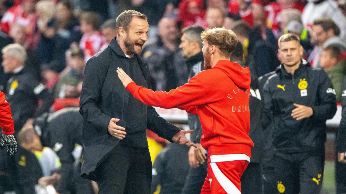 1.BL 1. FC Union - Borussia Dortmund 2024/25: Fussball, Herren, Saison 2024/2025, 1. Bundesliga (6. Spieltag), 1. FC Union Berlin - Borussia Dortmund, v. l. Trainer Bo Svensson (1. FC Union Berlin), Yorbe Vertessen (1. FC Union Berlin), Jubel nach dem Abpfiff, 05.10.2024, Foto: Matthias Koch