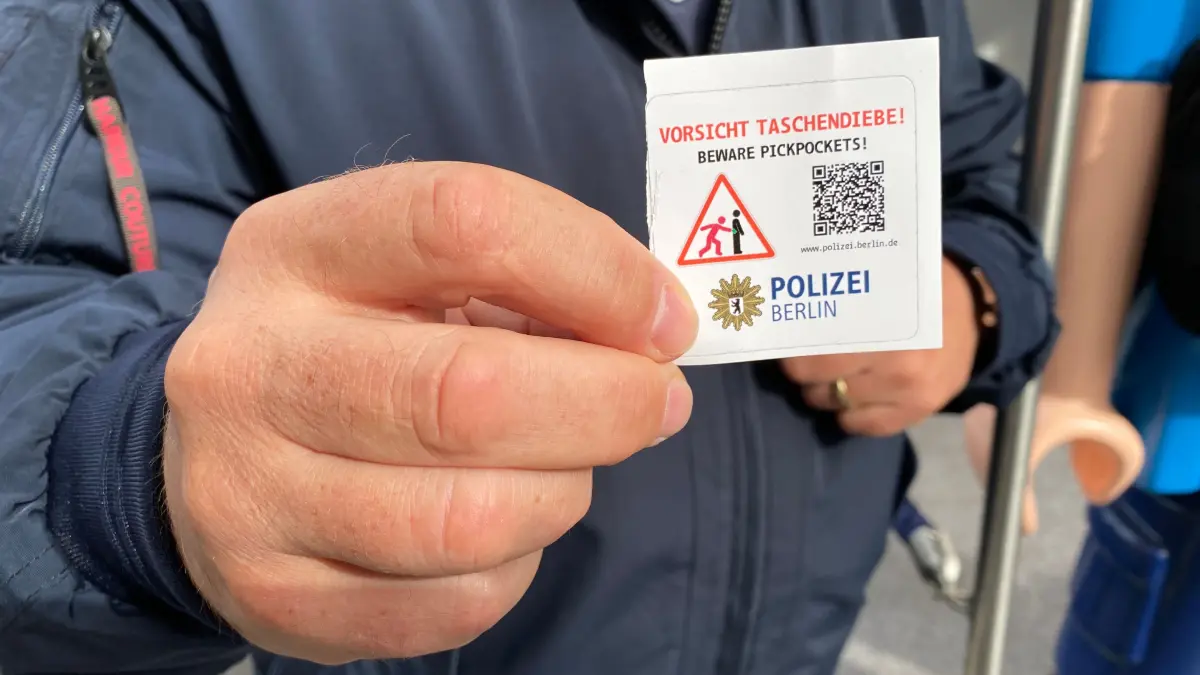Präventionswoche Taschendiebstahl 2024, 7.10.2024 bis 11.10.2024, Aktion zur Prävention von Taschendiebstahl, Aufklärung durch Sticker