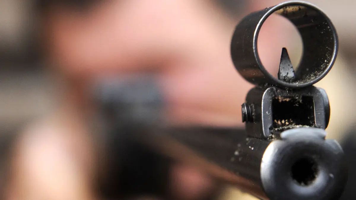 ARCHIV - Ein Mitglied des Schützenvereins Boitwarden in Brake (Niedersachsen) führt am 27.06.2013 symbolisch ein Luftgewehr vor. Schießen als Sport und Freizeitbeschäftigung ist in Sachsen-Anhalt nach wie vor gefragt. Seit fünf Jahren sei die Mitgliederzahl des Landesschützenverbandes konstant. Foto: Ingo Wagner/dpa (zu dpa «Schützenvereine wachsen in Ballungsräumen - Verluste auf dem Land» vom 02.04.2016) +++(c) dpa - Bildfunk+++