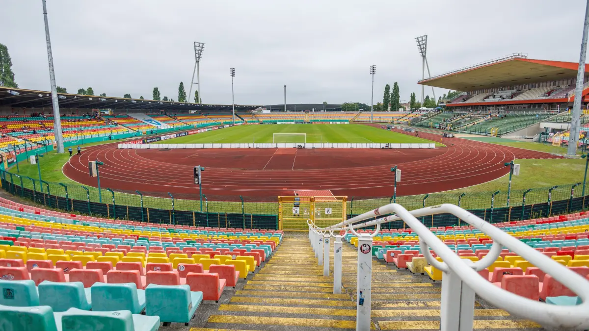 Das Stadion im Friedrich-Ludwig-Jahn-Sportpark in Berlin soll nach Plänen des Senats abgerissen werden.