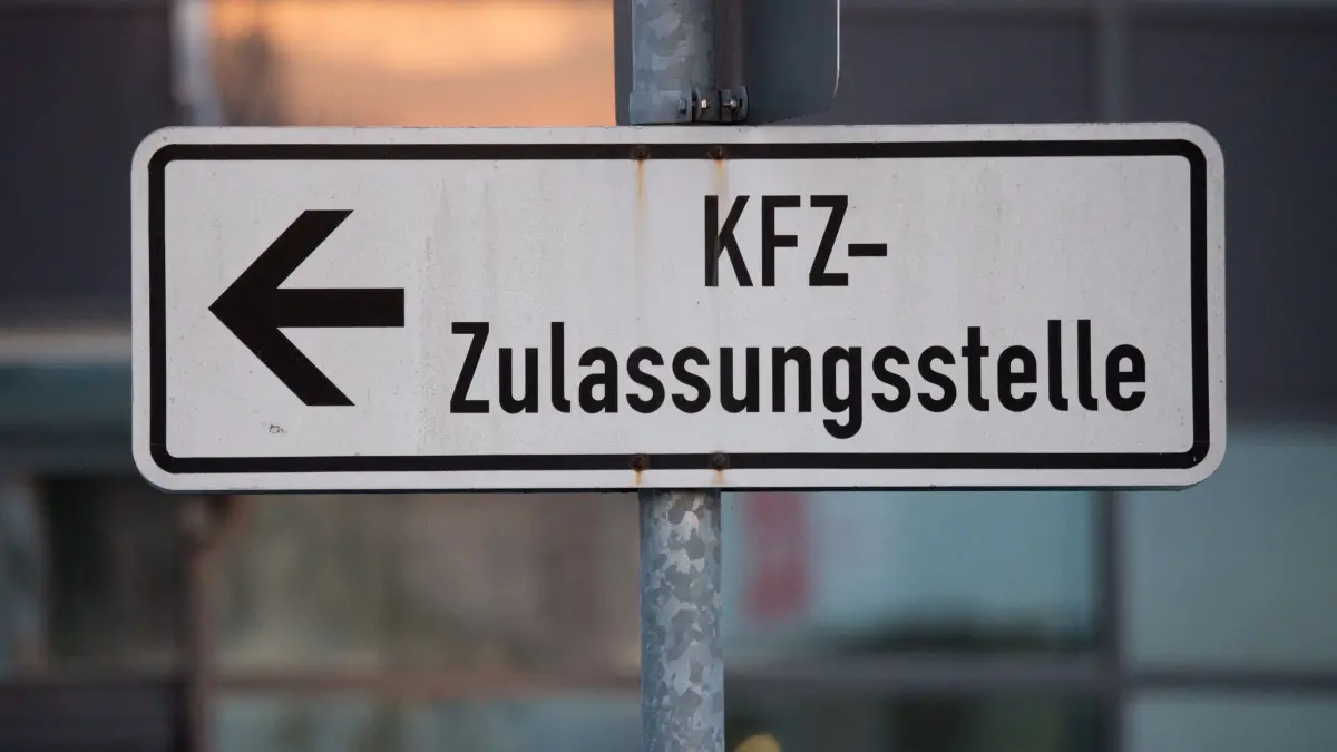 Gibt es bald viele neue Autokennzeichen?: ARCHIV - 20.01.2015, ---: Ein Schild mit der Aufschrift "KFZ-Zulassungsstelle". (zu dpa: «Gibt es bald viele neue Autokennzeichen?») Foto: Armin Weigel/dpa +++ dpa-Bildfunk +++