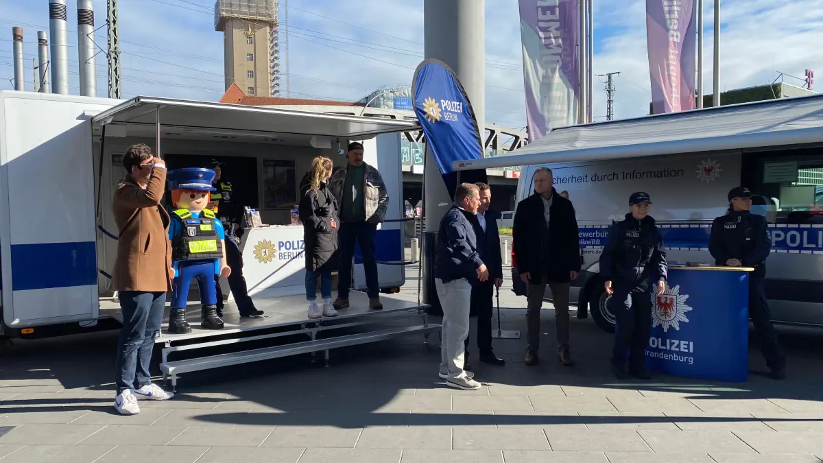 Präventionswoche Taschendiebstahl 2024, vor den Spandau Arcaden, Thema Taschendiebstahl im Supermarkt, Auftaktveranstaltung am 7.10.2024 gemeinsam organisiert von Landespolizei und Bundespolizei