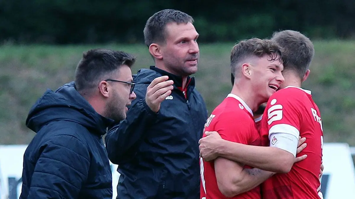 Freude über das Tor und den Sieg in Neuruppin: Im Spiel der Brandenburgliga setzte sich der 1. FC Frankfurt seit langer Zeit mal wieder beim MSV Neuruppin durch. Es trafen Niclas Weddemar und Leon Kammradt (im Arm von Sebastian Lawrenz), was Trainer Sascha Kloß und Tony Schnürer (von links) enorm freut.