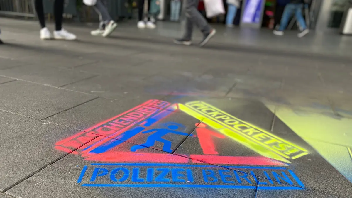 Präventionswoche Taschendiebstahl 2024, vor den Spandau Arcaden, Thema Taschendiebstahl im Supermarkt, Auftaktveranstaltung am 7.10.2024, gemeinsam organisiert von Landespolizei und Bundespolizei