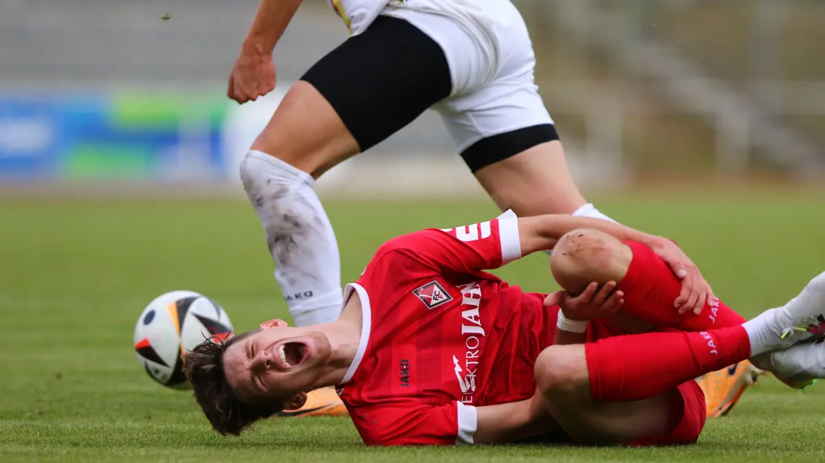 Schrecksekunde: Im Spiel der Brandenburgliga in Neuruppin zog sich Steven Scharlei eine Verletzung am linken Bein zu. Ob der 19-jährige Innenverteidiger gegen den FSV Luckenwalde wieder für den 1. FC Frankfurt dabei sein kann, entscheidet sich in dieser Woche.