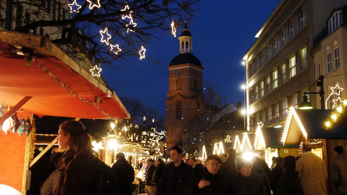 Festlich beleuchtet ist der Weihnachtsmarkt in der Spandauer Altstadt.