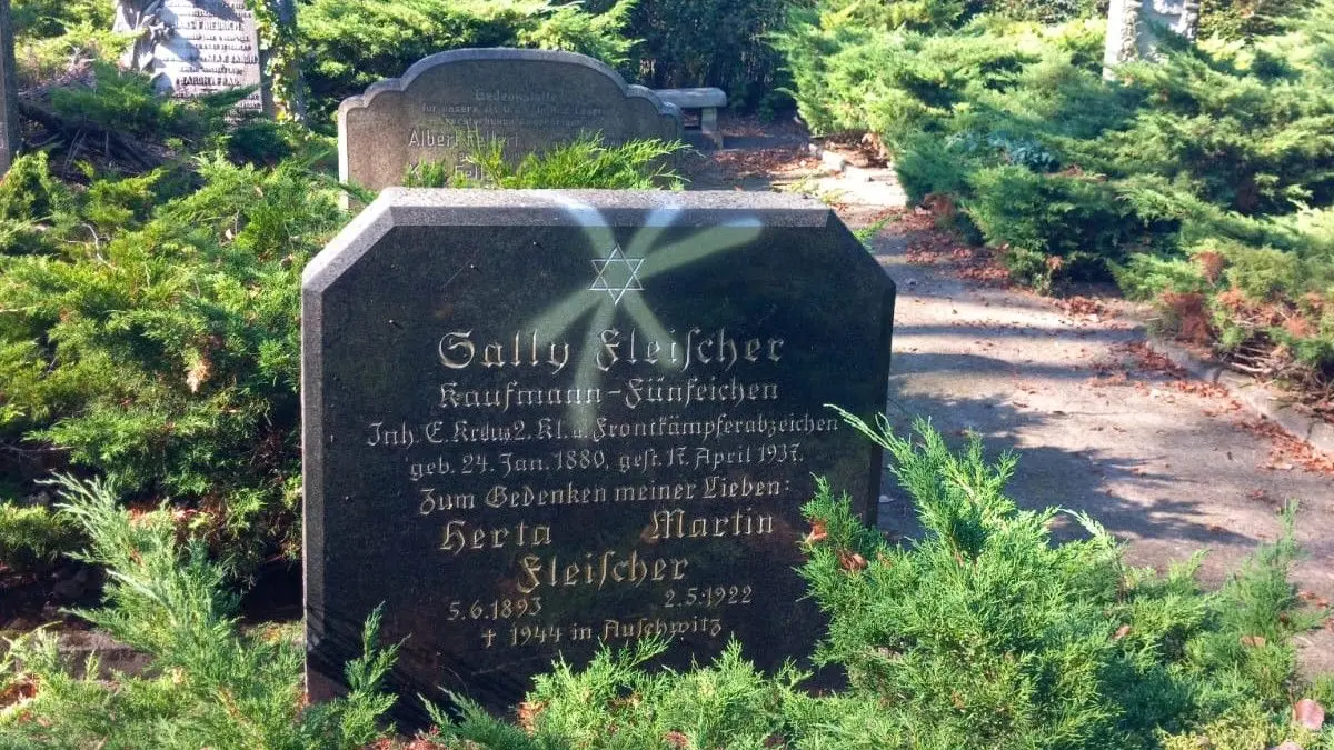 Verunstalteter Grabstein auf dem jüdischen Friedhof im Eisenhüttenstädter Ortsteil Fürstenberg: Die Farbe ist inzwischen wieder entfernt worden.
