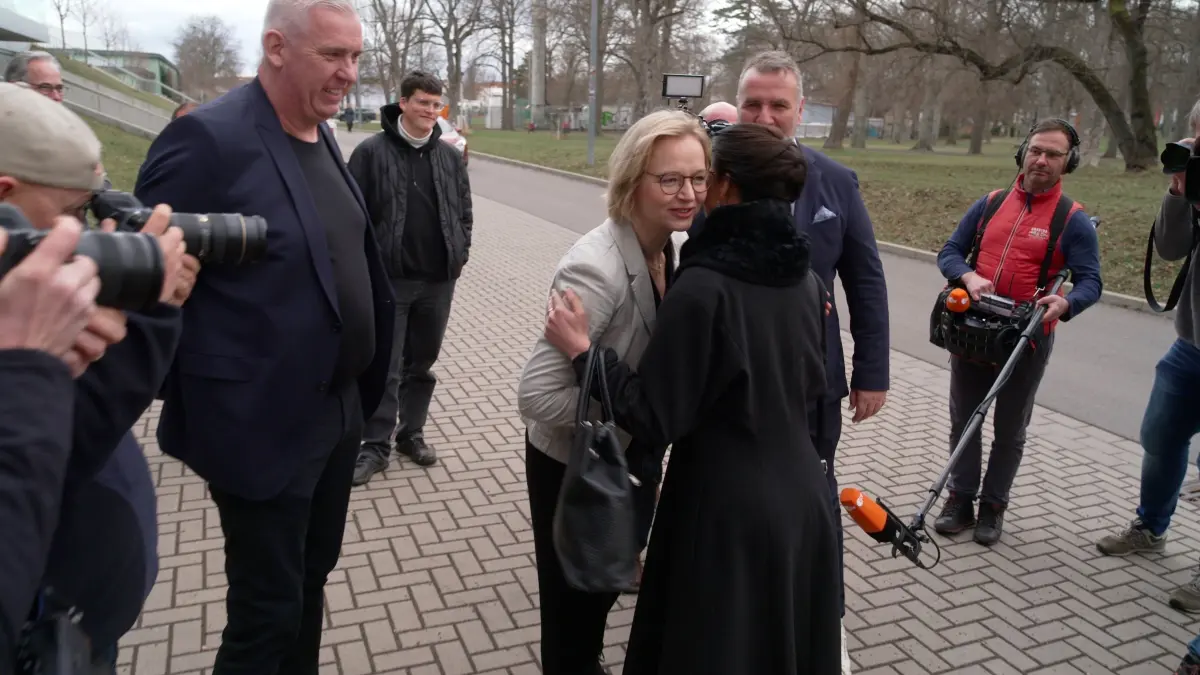 Kontrahentin: Die ehemalige Oberbürgermeisterin von Eisenach, Katja Wolf, begrüßt die Parteichefin Sahra Wagenknecht. Katja Wolf wechselte von DIE LINKE zum BSW. Sie führt den Landesverband in Thüringen an - und wagt der Parteichefin auch zu widersprechen.