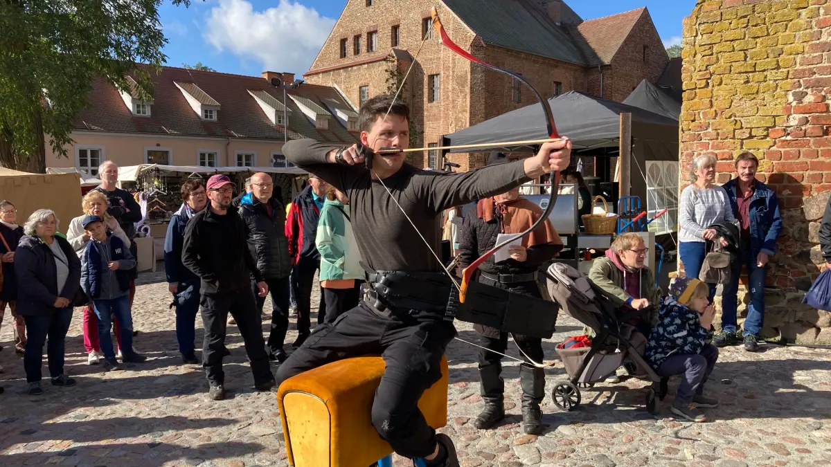Wollmarkt 2023: Beim Turnier der Bogenschützen schneidet der Berliner Jonathan Weber ganz gut ab.