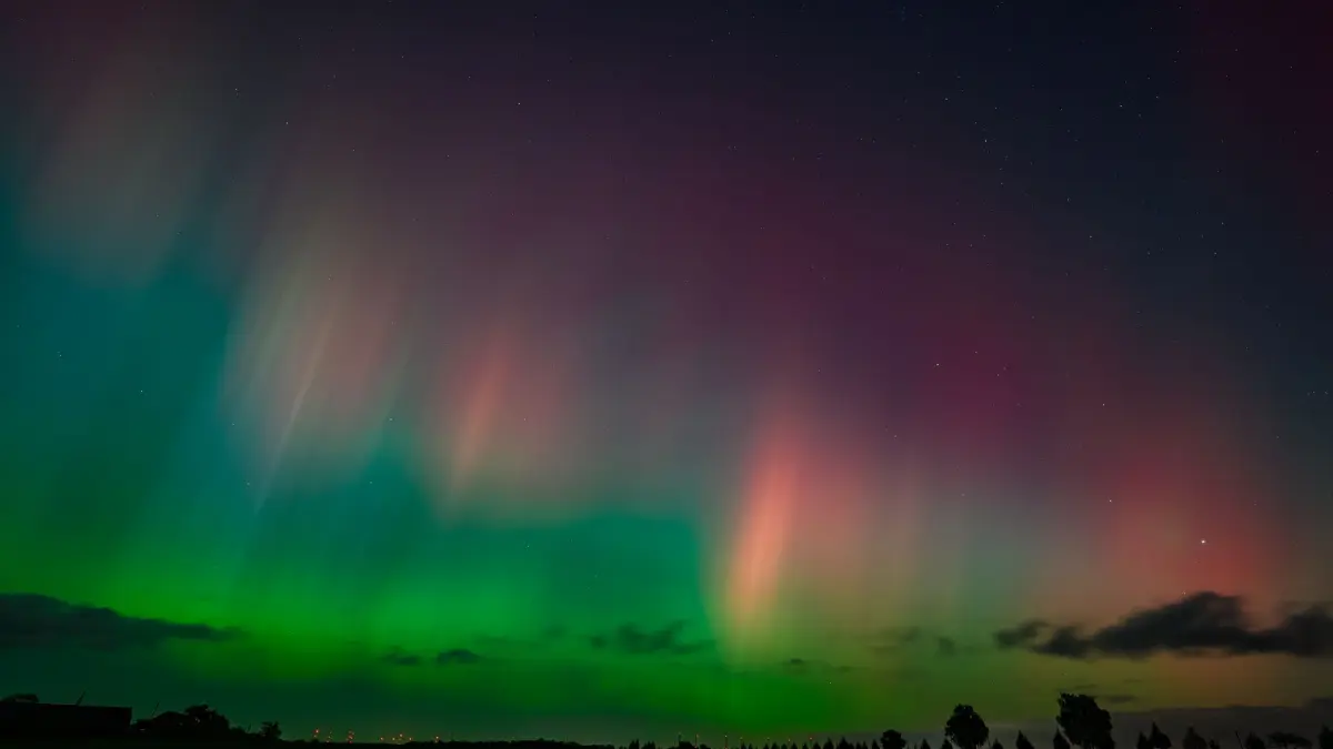 Polarlichter über Brandenburg: 10.10.2024, Brandenburg, Lietzen: Polarlichter leuchten am Nachthimmel über der Landschaft im östlichen Brandenburg. Foto: Patrick Pleul/dpa +++ dpa-Bildfunk +++
