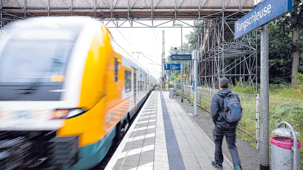 Nach Bombenfund am Tesla-Werk Grünheide: 24.07.2024, Brandenburg, Grünheide: Ein Regionalzug der Linie RE1 der Eisenbahngesellschaft ODEG fährt aus dem nahe der Tesla Gigafactory gelegenen Bahnhof Fangschleuse aus. In der Nähe des Werkes ist erneut eine Weltkriegsbombe gefunden worden, die nach Angaben der Gemeinde nicht abtransportiert, sondern vor Ort gesprengt werden muss. Einige Straßen rund um die Autofabrik befinden sich im Sperrkreis, der wegen der geplanten Sprengung eingerichtet werden musste. Foto: Soeren Stache/dpa +++ dpa-Bildfunk +++