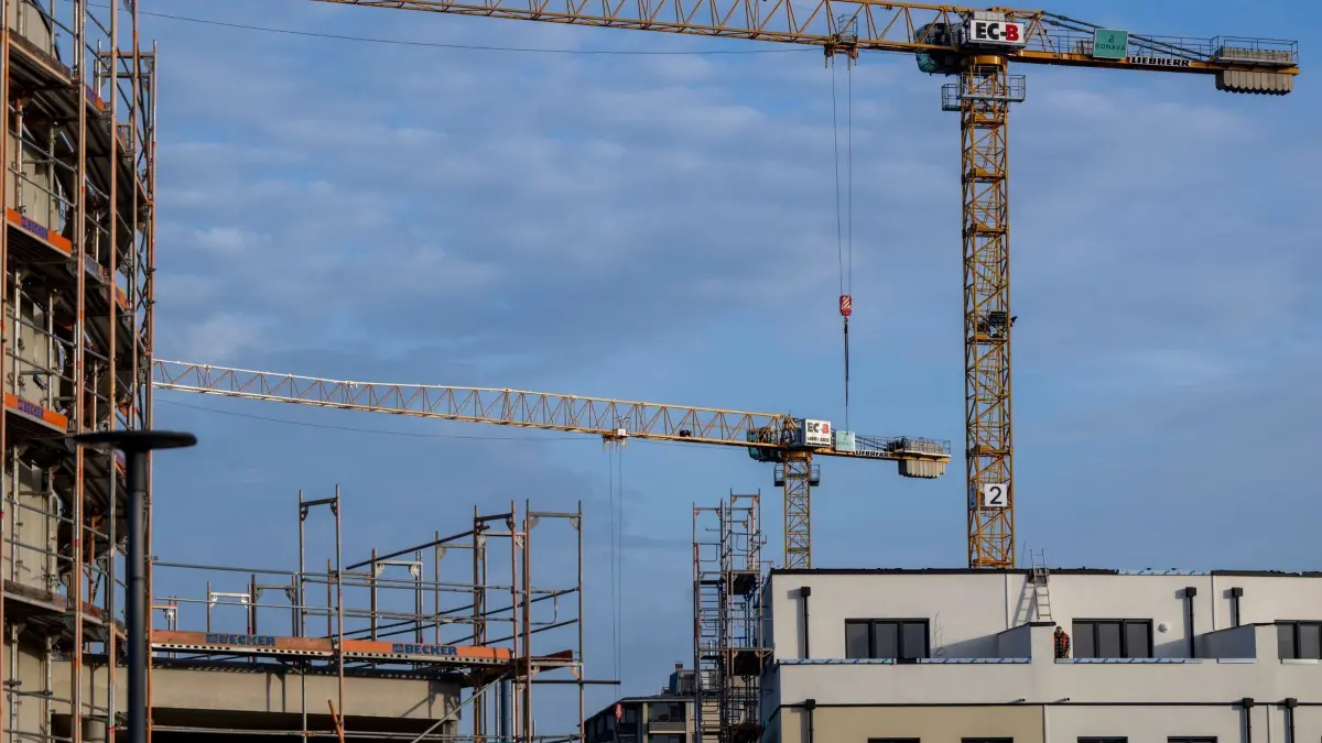 Wohnungsbau: ARCHIV - 28.10.2022, Berlin: Ein Baugerüst steht an der Fassade eines noch unfertigen Wohnhauses. (zu dpa: «Baupreise für Wohngebäude ziehen etwas stärker an») Foto: Monika Skolimowska/dpa +++ dpa-Bildfunk +++