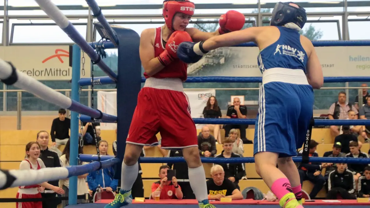 U-19-Finalkampf mit der späteren Siegerin Steffi Grin (rechts) und Carolyn Schäfer im Limit bis 57 Kilogramm der Frauen 2023 in der Inselhalle in Eisenhüttenstadt. Bei den Deutschen Meisterschaften der U 22 rechnen die Veranstalter an den beiden Finaltagen mit einer vollen Halle.