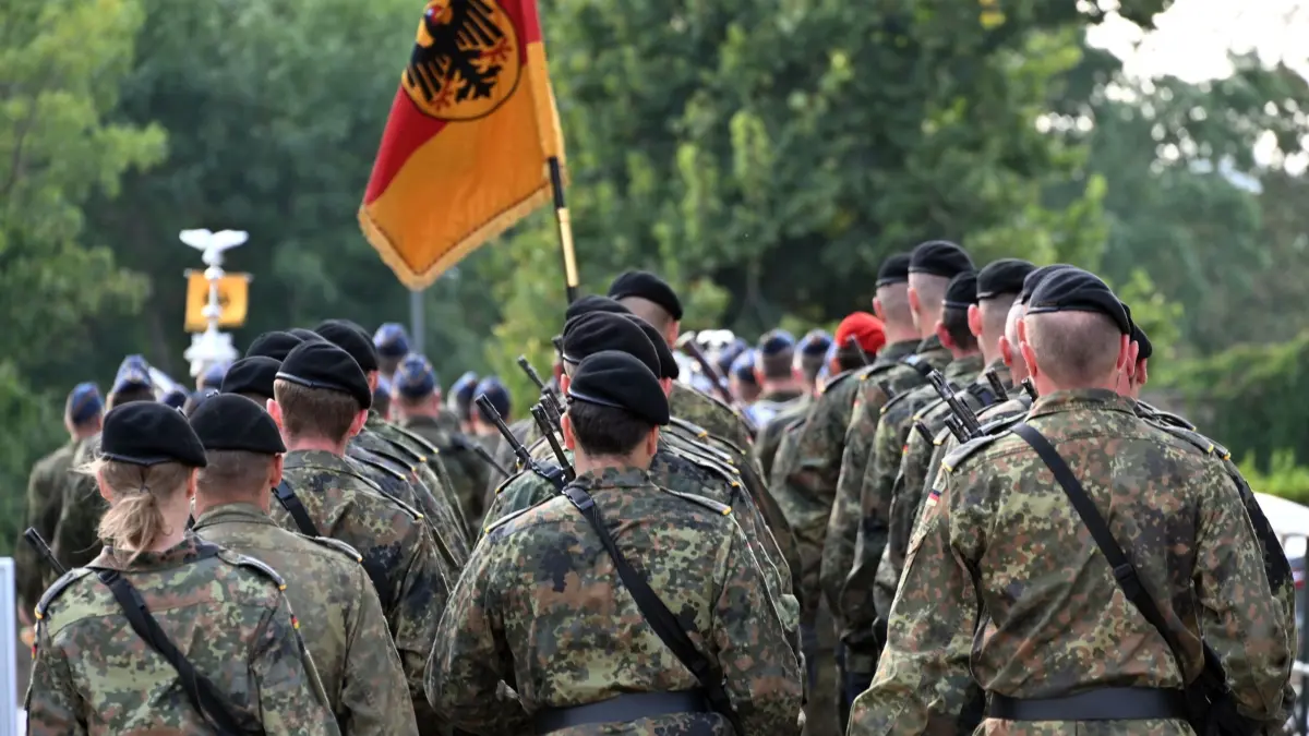 Aufklärungsbataillon 13 der Bundeswehr: ARCHIV - 19.09.2024, Thüringen, Erfurt: Soldatinnen und Soldaten des Aufklärungsbataillon 13 aus Gotha sind mit dem Gewehr G36 angetreten bei der feierlichen Kommandoübergabe auf dem Erfurter Petersberg. (zu dpa: «Ausschuss-Chef: Bundeswehr braucht 35.000 weitere Soldaten») Foto: Martin Schutt/dpa +++ dpa-Bildfunk +++